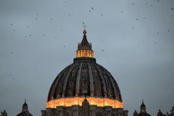 El Papa conmemora su mes en el hospital mientras futbolistas envían mensajes