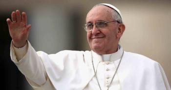 Papa Francisco sigue en tratamiento por neumonía, pero muestra signos de mejoría