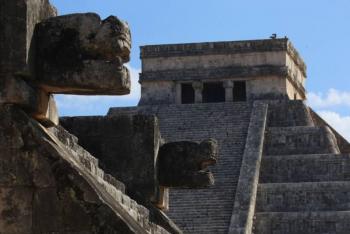 Turista alem&aacute;n irrumpe en pir&aacute;mide de Chich&eacute;n Itz&aacute; durante el equinoccio y es agredido por la multitud