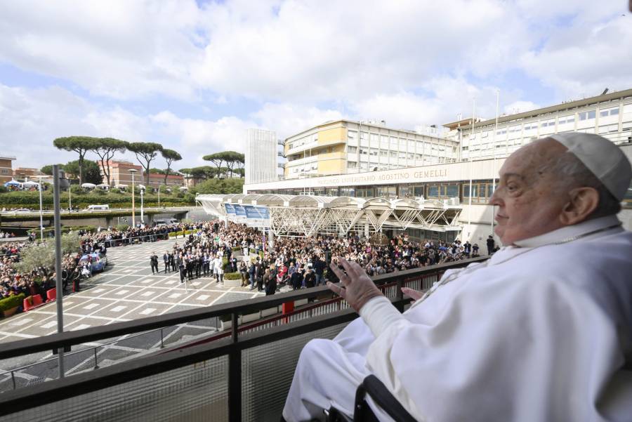 Papa Francisco regresa al Vaticano tras más de cinco semanas hospitalizado