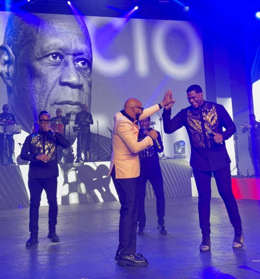 Oscarito Serrano desata la euforia del público durante tributo a Johnny Ventura
