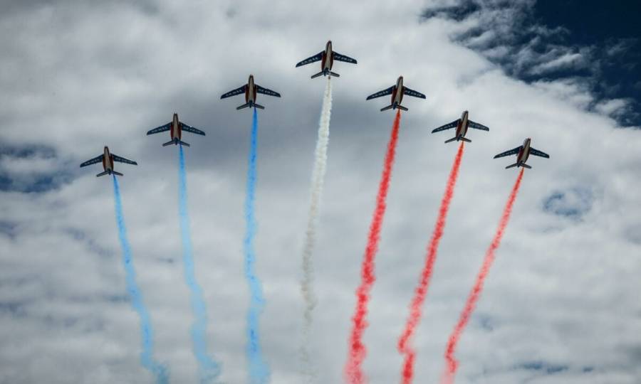 Choque de aviones de la Patrulla de Francia deja tres heridos leves en pleno ensayo
