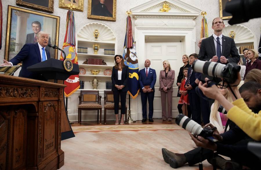 Trump pide a la Corte Suprema luz verde para reanudar las deportaciones de inmigrantes bajo la ley de emergencia