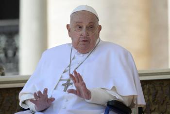 El papa Francisco sorprende nuevamente con una visita inesperada a restauradores en la Bas&iacute;lica de San Pedro