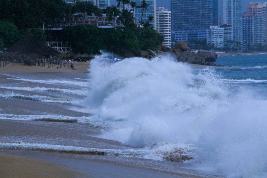 Mar de fondo provoca fuertes olas en playas de Acapulco durante Semana Santa