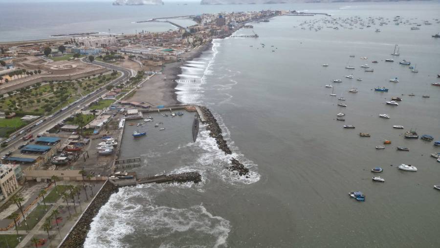 Perú cierra más de 90 puertos por fuerte oleaje en el Pacífico