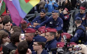Hungría reforma la Constitución para restringir los derechos LGBTQ +