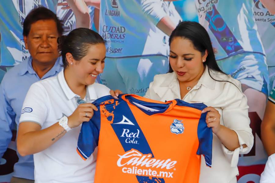 Tonantzin Fernández encabeza firma de autógrafos con el Puebla Femenil