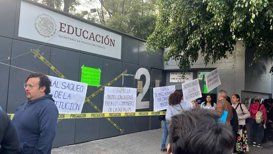 Bloqueo en avenida Universidad pir protesta de trabajadores de la DGTAyCM: exigen renuncia de Mario Hernández González
