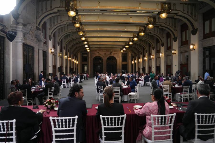Ante líderes sindicales, Sheinbaum anuncia transición hacia jornada laboral de 40 horas