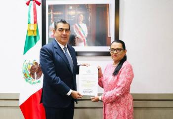 Rosa Icela entrega a Sergio Salomón su nombramiento como titular del INM