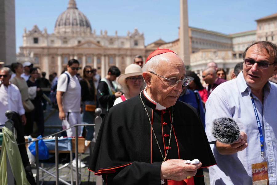 Los cardenales se reúnen antes de la votación para elegir al nuevo Papa