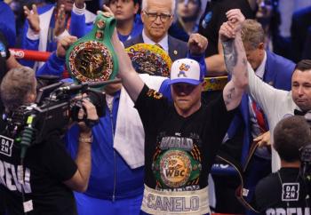 Canelo Álvarez vence a William Scull y vuelve a ser campeón indiscutible de los supermedianos