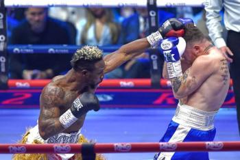 Canelo Álvarez critica a William Scull tras combate aburrido en Arabia Saudita