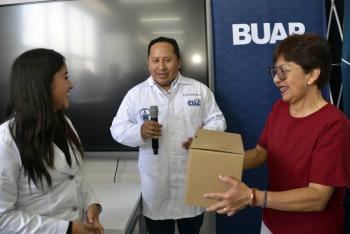 Entrega Lilia Cedillo 50 microscopios para laboratorios en CU2