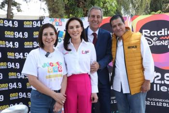 SMDIF y Grupo Oro entregan juguetes a niños del Centro Comunitario del Sur