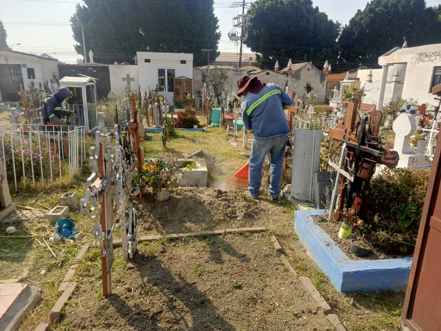 San Pedro Cholula alista panteones para el Día de las Madres