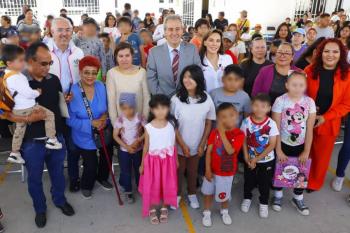 Pepe Chedraui y MariElise Budib regalan juguetes en Centro Comunitario de San Ramón