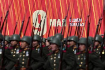Putin rinde homenaje a los soldados rusos en Ucrania en un multitudinario desfile por el Día de la Victoria