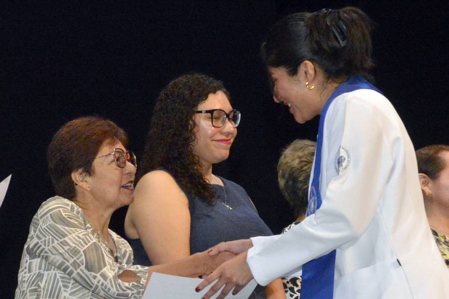 Los médicos nunca deben perder su sensibilidad y sentido humanitario: Lilia Cedillo
