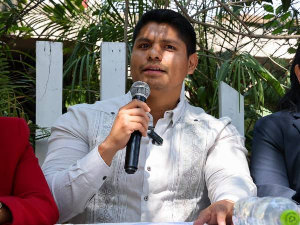 Omar Muñoz atiende a colonos inconformes con el desabasto de agua