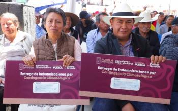 Gobierno de Puebla entrega indemnizaciones a productores ante heladas en Chiautzingo