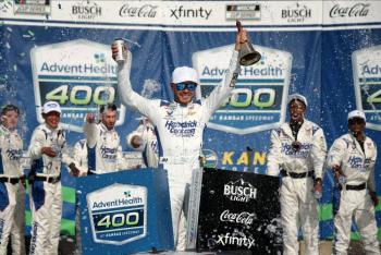Kyle Larson arrasa en Kansas y defiende su título en la NASCAR Cup Series