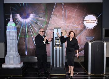 Empire State Building se iluminó para celebrar 50 años de carrera musical de Gloria Estefan