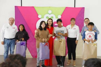 Entrega MariElise Budib chamarras y tenis en la escuela 