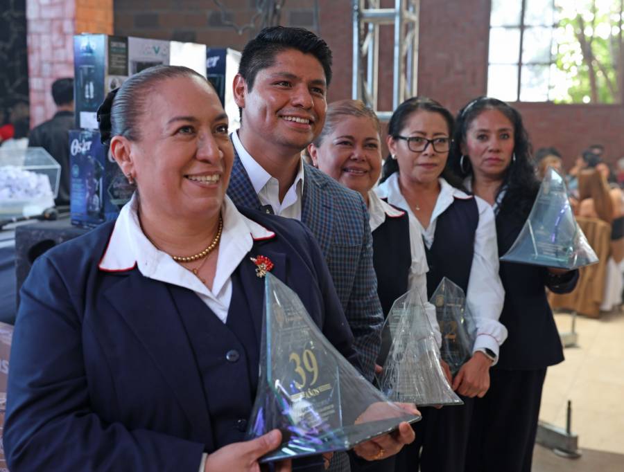 Cuautlancingo reconoce la labor de sus maestros en la formación de la comunidad