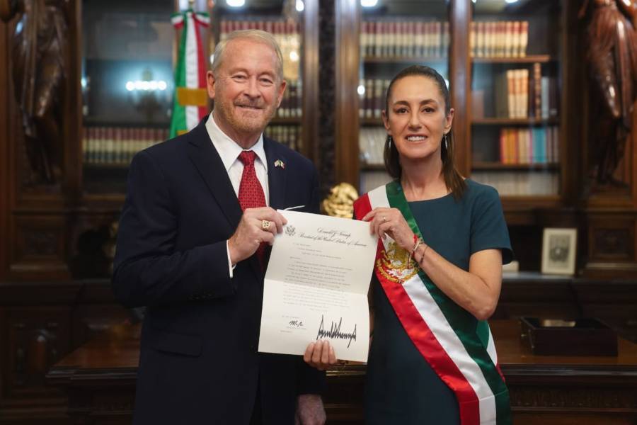 Recibe Sheinbaum cartas credenciales de Embajadores en Palacio Nacional; comparte foto aparte con el de EU