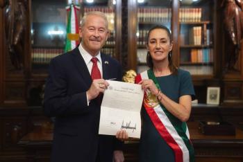 Recibe Sheinbaum cartas credenciales de Embajadores en Palacio Nacional; comparte foto aparte con el de EU