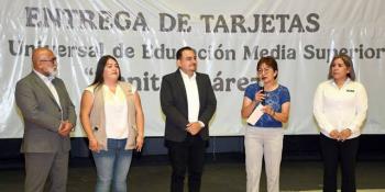 Entrega Lilia Cedillo tarjetas de la Beca “Benito Juárez”