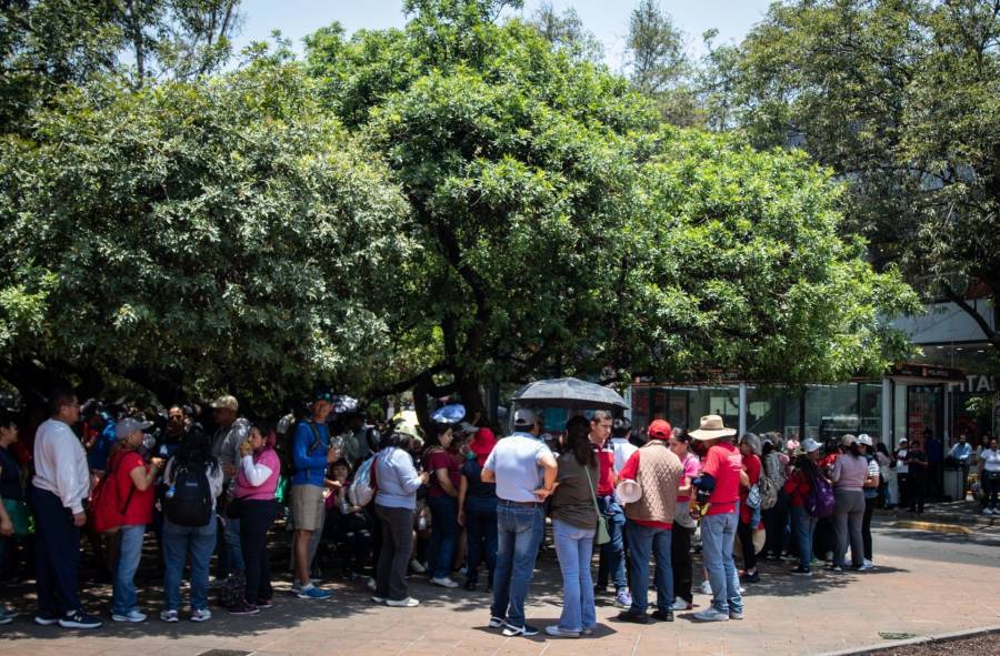 Maestros de la CNTE bloquean Reforma y visitan embajadas en Polanco para exigir atención del gobierno