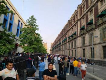 Maestros bloquean ingreso de medios a la conferencia mañanera; se lleva a cabo sin comunicadores
