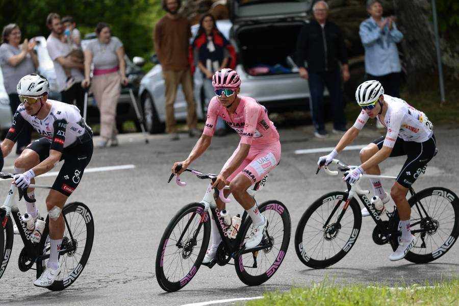 Del Toro refuerza su 'maglia rosa' del Giro, Kooij gana el esprint