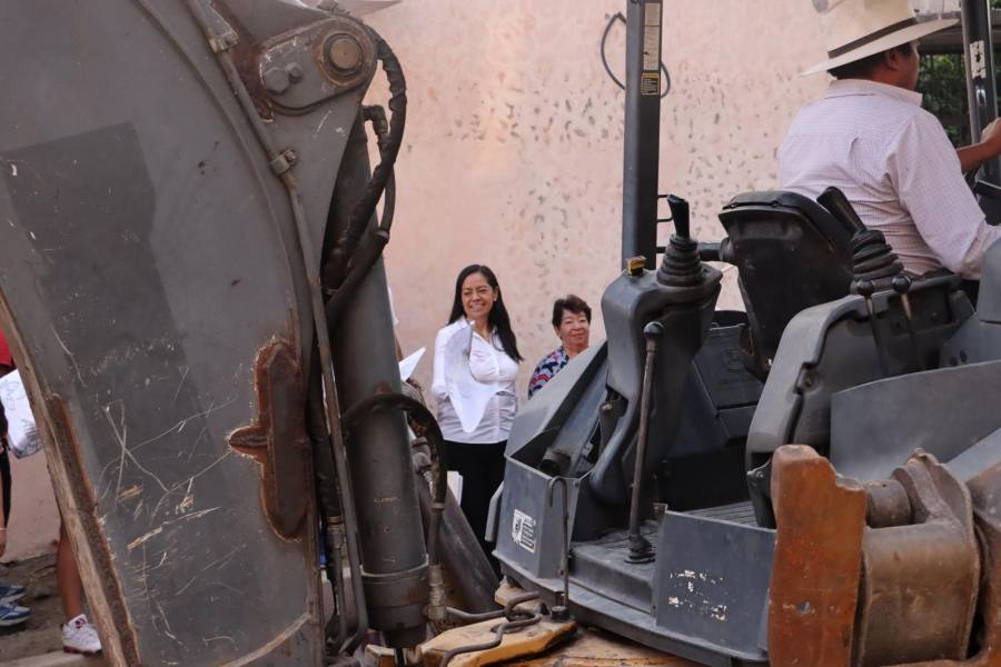Ariadna Ayala dio inicio a pavimentación con adoquín en colonia Lomas de Temaxcalapa