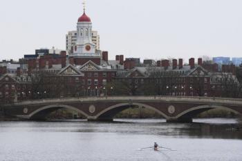 EE.UU. prohíbe a Harvard inscribir estudiantes extranjeros por presuntos vínculos con grupos radicales y China