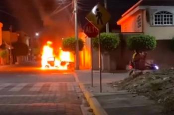 Multitud incendia casa de agresores de joven vendedor en Tehuacán tras brutal golpiza