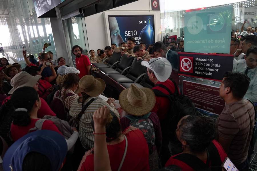 Integrantes de la CNTE ingresan a Terminal 2 del AICM y exigen diálogo directo con Sheinbaum