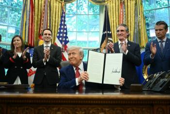 Trump firma decretos para impulsar la energía nuclear civil en EEUU