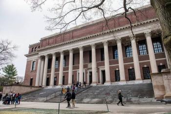 Trump defiende el veto de estudiantes extranjeros en Harvard