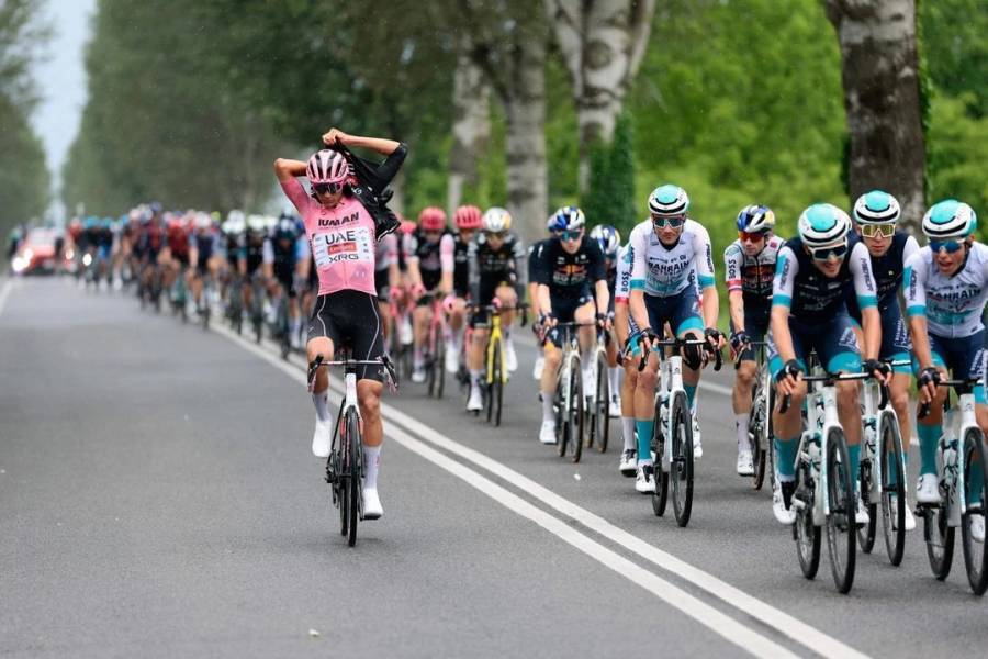 Isaac del Toro mantiene la maglia rosa en el Giro de Italia tras una intensa etapa en Asiago