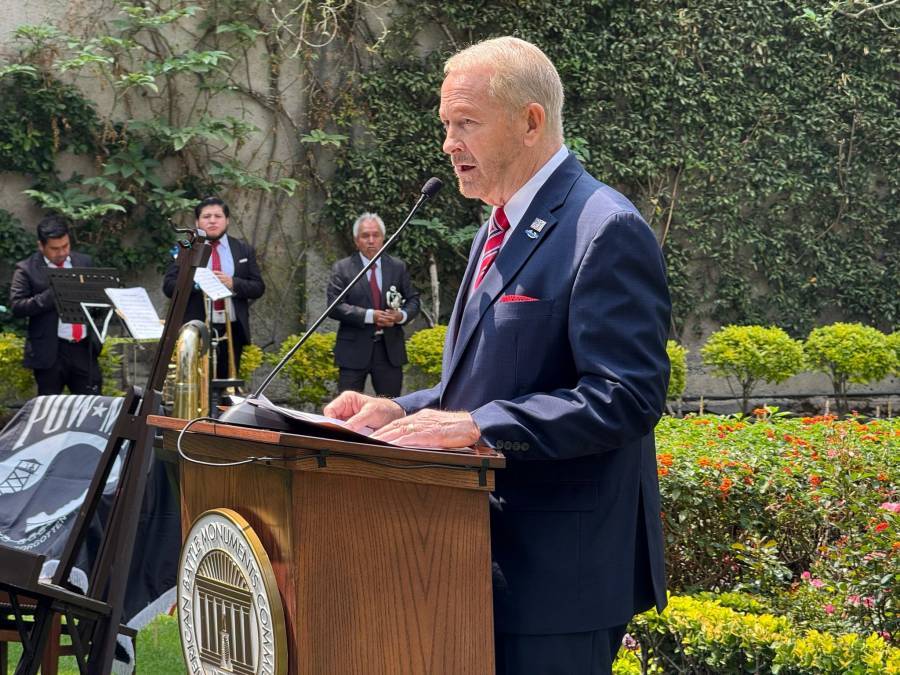 Embajador de EE.UU. en México honra a militares fallecidos en el Memorial Day