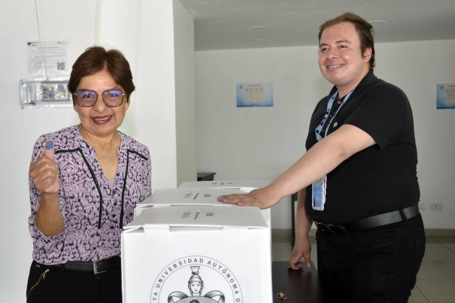 Lilia Cedillo emitió su voto para la elección del nuevo Consejo Universitario