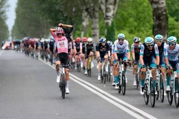 Isaac del Toro mantiene la maglia rosa en el Giro de Italia tras una intensa etapa en Asiago