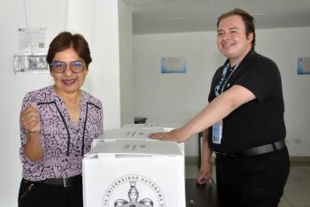Lilia Cedillo emitió su voto para la elección del nuevo Consejo Universitario