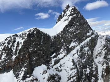 Hallan cinco muertos en montaña suiza probablemente afectada por una avalancha: policía