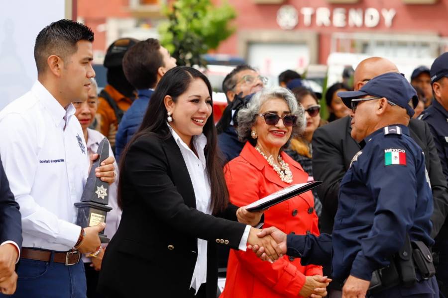 Tonantzin Fernández reconoce a policías jubilados por 30 años de servicio