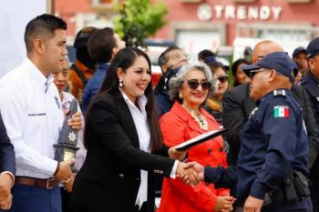 Tonantzin Fernández reconoce a policías jubilados por 30 años de servicio